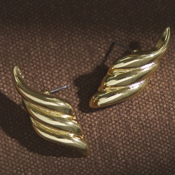 NWT Altar’d State 18K Gold Ribbed Wing Earrings - Picture 5 of 5